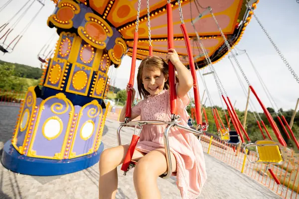 Gelukkig Meisje Rijden Kleurrijke Amusement Carrousel Tijdens Een Bezoek Pretpark — Stockfoto