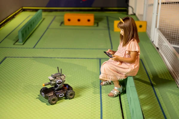 Παιδιά Παίζουν Ρομποτικά Αυτοκίνητα Που Ελέγχουν Τηλεχειριστήρια Μια Παιδική Χαρά Φωτογραφία Αρχείου