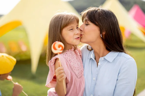 Porträt Einer Glücklichen Mutter Mit Kleinem Mädchen Die Einen Vergnügungspark Stockfoto
