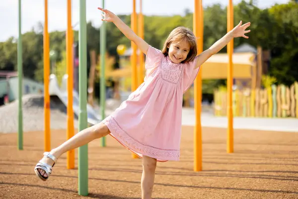 Onnellinen Pikkutyttö Leikkimässä Lasten Leikkikentällä Kesäisin Lapsuuden Viihteen Käsite tekijänoikeusvapaita valokuvia kuvapankista