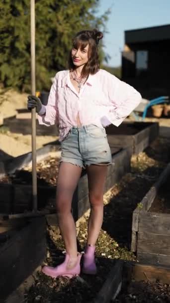 Portrait Young Woman Works Her Backyard Garden Mulching Rack Paths — Stock Video