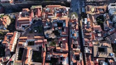 İtalya 'nın Sorrento kentinin nefes kesici hava manzarası, tarihi mimarisini, dar sokaklarını ve büyüleyici kasaba meydanlarını gözler önüne seriyor. Bir İHA tarafından yakalandı.