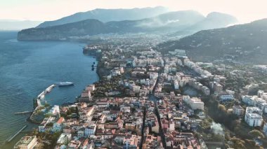 Nefes kesici insansız hava aracı görüntüleri İtalya 'nın Sorrento kentindeki çarpıcı sahil kasabasını gösteriyor.