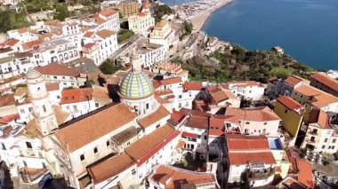 İtalya, Salerno yakınlarındaki San Giovanni Battista Kubbesi 'nin nefes kesici insansız hava aracı görüntüsü.