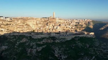 İtalya 'nın tarihi Matera kentinin insansız hava aracı görüntüsü kayalıklara oyulmuş antik taş binalarını ve dar sokaklarını gözler önüne seriyor.