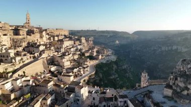 İtalya 'nın tarihi Matera kentinin insansız hava aracı görüntüsü kayalıklara oyulmuş antik taş binalarını ve dar sokaklarını gözler önüne seriyor.