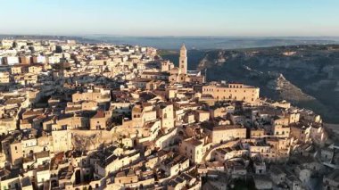 İtalya 'nın tarihi Matera kentinin insansız hava aracı görüntüsü kayalıklara oyulmuş antik taş binalarını ve dar sokaklarını gözler önüne seriyor.