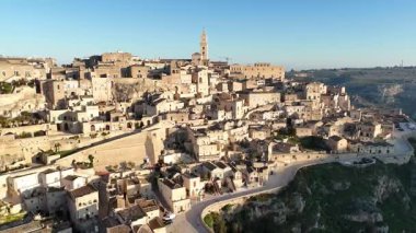 İtalya 'nın tarihi Matera kentinin insansız hava aracı görüntüsü kayalıklara oyulmuş antik taş binalarını ve dar sokaklarını gözler önüne seriyor.