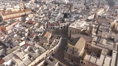 Sisli bir sabahta İtalya, Nardo 'nun merkez bölgesini çeken İHA atışı. Sahnede, eski binalarla çevrili önemli bir kilise de dahil olmak üzere tarihi mimari yer alıyor.