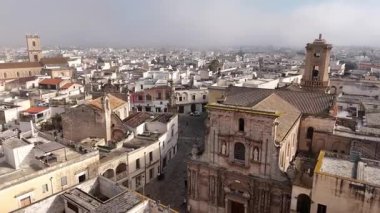 Sisli bir sabahta İtalya, Nardo 'nun merkez bölgesini çeken İHA atışı. Sahnede, eski binalarla çevrili önemli bir kilise de dahil olmak üzere tarihi mimari yer alıyor.
