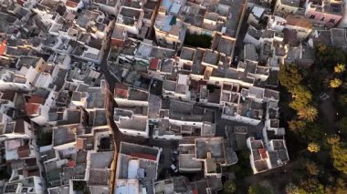 Güney İtalya 'da eski ve yoğun bir şehir bölgesinin doğrudan tepeden aşağı insansız hava aracı görüntüsü. Dar sokaklar ve sıkıca doldurulmuş tarihi binalar sergileniyor.