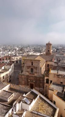 Sisli bir sabahta İtalya, Nardo 'nun merkez bölgesini çeken İHA atışı. Sahnede, eski binalarla çevrili önemli bir kilise de dahil olmak üzere tarihi mimari yer alıyor.