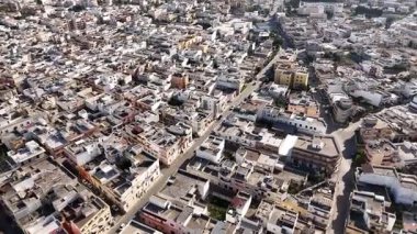 İHA, güney İtalya 'da yoğun bir şekilde inşa edilmiş eski bir mahallenin tepeden aşağı görüntüsünü yakalıyor. Kare şekilli evler büyüleyici bir geometrik desen oluşturuyor.