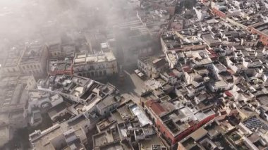 Sisli bir sabahta İtalya, Nardo 'nun merkez bölgesini çeken İHA atışı. Sahnede, eski binalarla çevrili önemli bir kilise de dahil olmak üzere tarihi mimari yer alıyor.