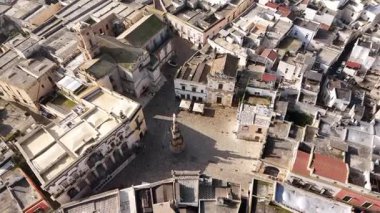Sisli bir sabahta İtalya, Nardo 'nun merkez bölgesini çeken İHA atışı. Sahnede, eski binalarla çevrili önemli bir kilise de dahil olmak üzere tarihi mimari yer alıyor.