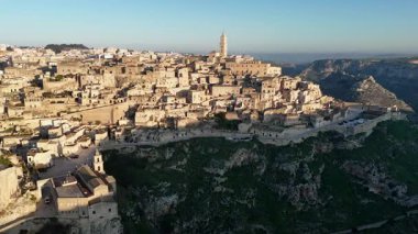 İtalya 'nın tarihi Matera kentinin insansız hava aracı görüntüsü kayalıklara oyulmuş antik taş binalarını ve dar sokaklarını gözler önüne seriyor.