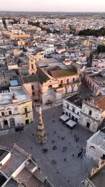 İtalya 'nın güneyinde tarihi bir kasaba olan Nardo' nun insansız hava aracı görüntüsü altın gün batımı ışığında yıkandı. Eski şehirler sık mimari, beyazlatılmış binalar ve dar sokaklar zengin kültürel yapısını ön plana çıkarıyor.