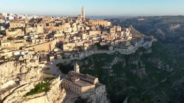 İtalya 'nın tarihi Matera kentinin insansız hava aracı görüntüsü kayalıklara oyulmuş antik taş binalarını ve dar sokaklarını gözler önüne seriyor.