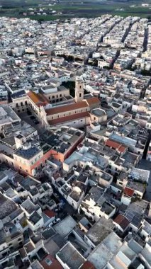 İtalya 'nın güneyinde tarihi bir kasaba olan Nardo' nun insansız hava aracı görüntüsü altın gün batımı ışığında yıkandı. Eski şehirler sık mimari, beyazlatılmış binalar ve dar sokaklar zengin kültürel yapısını ön plana çıkarıyor.