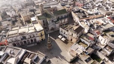 Sisli bir sabahta İtalya, Nardo 'nun merkez bölgesini çeken İHA atışı. Sahnede, eski binalarla çevrili önemli bir kilise de dahil olmak üzere tarihi mimari yer alıyor.