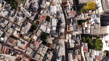 İHA, güney İtalya 'da yoğun bir şekilde inşa edilmiş eski bir mahallenin tepeden aşağı görüntüsünü yakalıyor. Kare şekilli evler büyüleyici bir geometrik desen oluşturuyor.