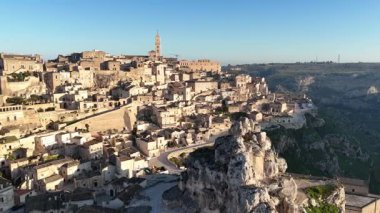 İtalya 'nın tarihi Matera kentinin insansız hava aracı görüntüsü kayalıklara oyulmuş antik taş binalarını ve dar sokaklarını gözler önüne seriyor.