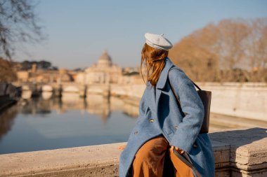 Roma 'da sakin bir kış anıydı. Tiber nehrinin kenarında oturmuş, berrak mavi gökyüzünün altındaki Aziz Peters Bazilikası 'nın kubbesine doğru bakıyor. Zamansız, huzurlu ve merak dolu.