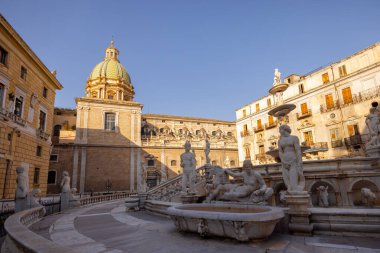 Sabahın erken saatlerinde Fontana Pretoria ve etrafındaki barok binaları sıcak tonlarda yıkanır. Görüntü sonsuz güzelliği çağrıştırıyor ve kültür turizmi ve İtalyan zarafetinin tanıtımı için ideal.