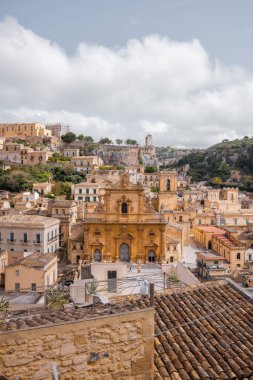 Sicilya 'daki tarihi Modika' nın panoramik manzarası. Barok mimarisi, terracotta çatıları ve Aziz Peter Katedrali. Güney İtalya 'da UNESCO tarafından listelenen bir mücevher.