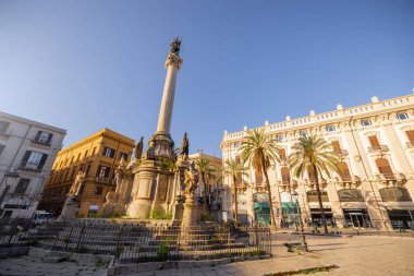 Sabahın erken saatlerinde Sicilya, Palermo 'daki Piazza San Domenico' daki sütun ve barok heykelleri aydınlatır. Bu resim, seyahat, tarih ve mimari için ideal zamansız Avrupa cazibesini yakalar.