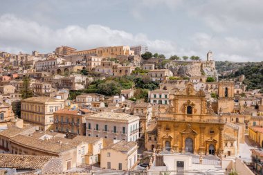Sicilya 'daki tarihi Modika' nın panoramik manzarası. Barok mimarisi, terracotta çatıları ve Aziz Peter Katedrali. Güney İtalya 'da UNESCO tarafından listelenen bir mücevher.