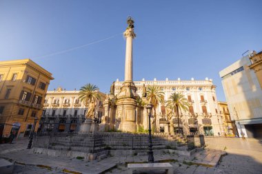 Sabahın erken saatlerinde Sicilya, Palermo 'daki Piazza San Domenico' daki sütun ve barok heykelleri aydınlatır. Bu resim, seyahat, tarih ve mimari için ideal zamansız Avrupa cazibesini yakalar.