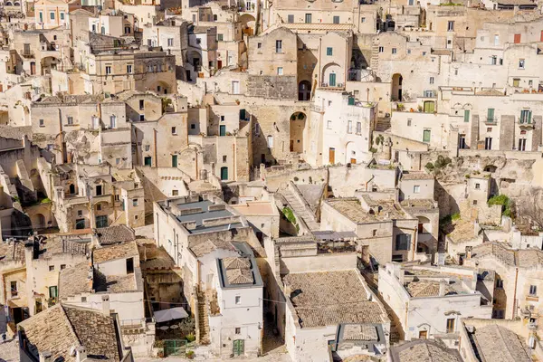 Materas 'ın panoramik manzarası. Antik mağara evleri ve gökyüzünün altındaki taş binalar. Bu resim kültürel mirası, zamansız mimariyi yansıtır ve seyahat veya tarih temaları için mükemmeldir.