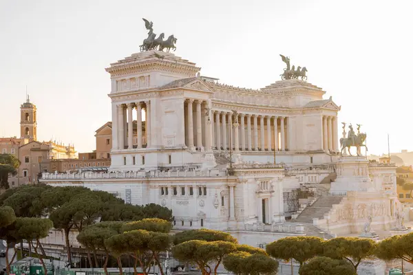 İtalya, Roma 'daki Altare della Patria' nın göz kamaştırıcı altın saat manzarası. Görkemli neoklasik mimari yumuşak akşam güneşi ışığıyla aydınlatılıyor