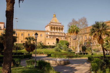 Sicilya, Palermo 'daki Porta Nuova' nın görkemli manzarası, Rönesans mimarisinin altın öğleden sonra ışığıyla buluştuğu yer. Tarihi kapı Palermos kraliyet geçmişine giden yolu çerçeveliyor.