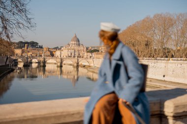 Roma 'da sakin bir kış anıydı. Tiber nehrinin kenarında oturmuş, berrak mavi gökyüzünün altındaki Aziz Peters Bazilikası 'nın kubbesine doğru bakıyor. Zamansız, huzurlu ve merak dolu.