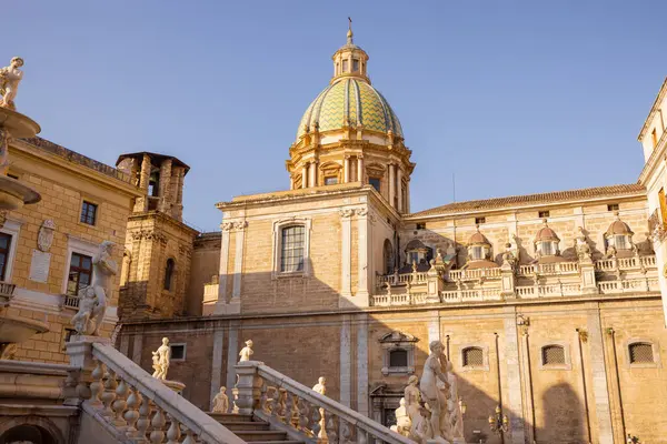 Sabahın erken saatlerinde Fontana Pretoria ve etrafındaki barok binaları sıcak tonlarda yıkanır. Görüntü sonsuz güzelliği çağrıştırıyor ve kültür turizmi ve İtalyan zarafetinin tanıtımı için ideal.