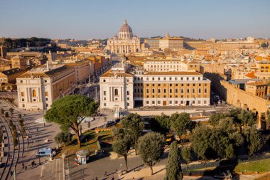 Roma 'da sakin bir sabah, kuşlar Tiber Nehri' nin üzerinde süzülürken ve St. Peters Bazilikası 'nın büyük kubbesi gururla uzaklarda, Castel Sant Angelo' dan ele geçirildi.