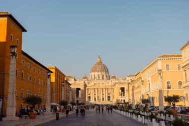 Aziz Peters Bazilikası ve Vatikan dikilitaş Roma 'nın yumuşak altın saat ışığında parıldıyor. Avrupa 'nın simgelerini vurgulayan editoryal içerik ve seyahat kampanyaları için ideal