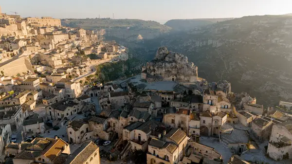 Materas 'ın ikonik kaya yontulmuş kilisesinin robot görüntüsü, Chiesa di Santa Maria di Idris, yumuşak sabah ışığında parlıyor. Antik şehirlerin akıllara durgunluk verecek kadar güzel bir sembolü..