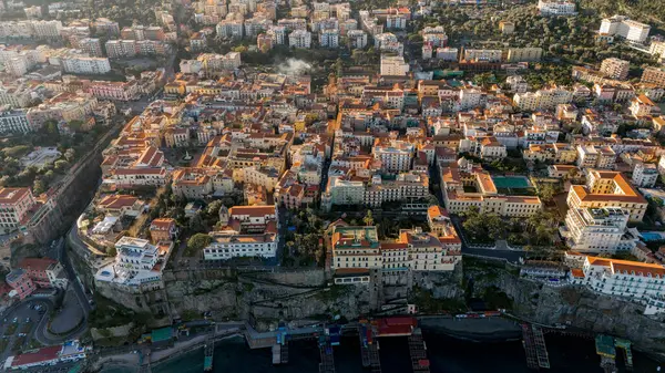  Sorrento, İtalya 'nın tarihi merkezinin tepeden tırnağa insansız hava aracı görüntüsü, ikonik terracotta çatıları ve kıyı cazibesiyle. Mimarlık, kültür ve denizin mükemmel bir karışımı.
