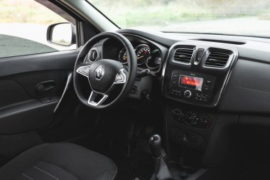 Dnipropetrovsk bölgesi, Ukrayna - 09 Ekim 2022: Renault Logan 2020, araba içeride