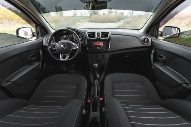 Dnipropetrovsk bölgesi, Ukrayna - 09 Ekim 2022: Renault Logan 2020, araba içeride