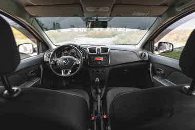 Dnipropetrovsk bölgesi, Ukrayna - 09 Ekim 2022: Renault Logan 2020, araba içeride