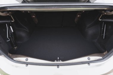 Açık bagajlı, altın rengi bir araba.