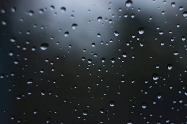 Yağmurlu pencerenin arkasında bir gece