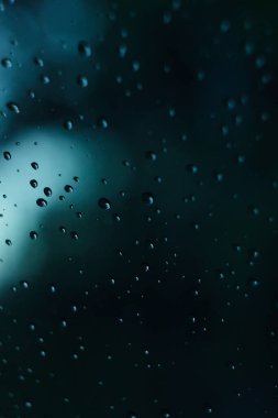 Yağmurlu pencerenin arkasında bir gece