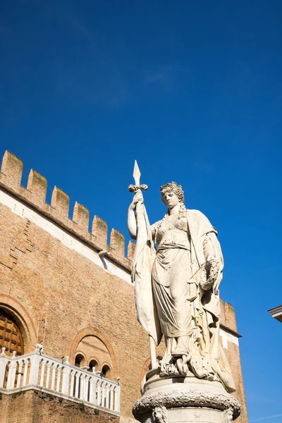 Treviso, Anavatanın Ölüsü ve Piazza Indipendenza 'nın arkasındaki Palazzo dei Trecento' ya adanmış heykel.