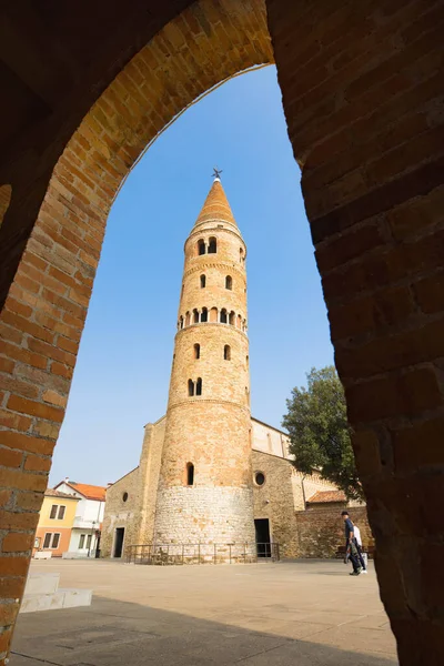 Güneşli bir günde ve mavi gökyüzünde Caorle Katedral Kulesi ve katedral kilisesi