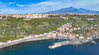Santa Maria la Scala vista panoramica dall alto con mare, timpa di Acireale e Etna sullo sfondo